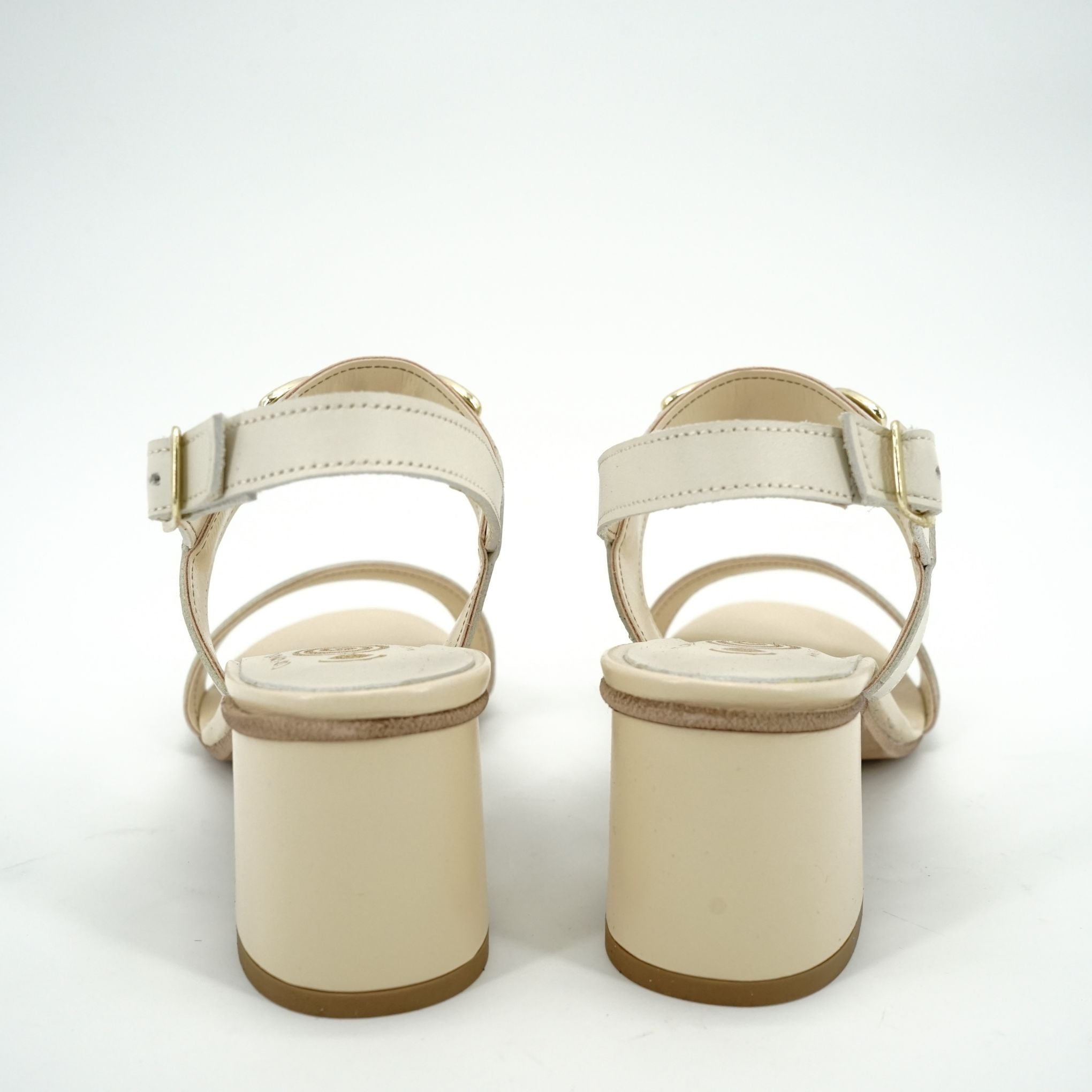 Sandali con tacco quadrato comodo e accessorio dorato in pelle-040