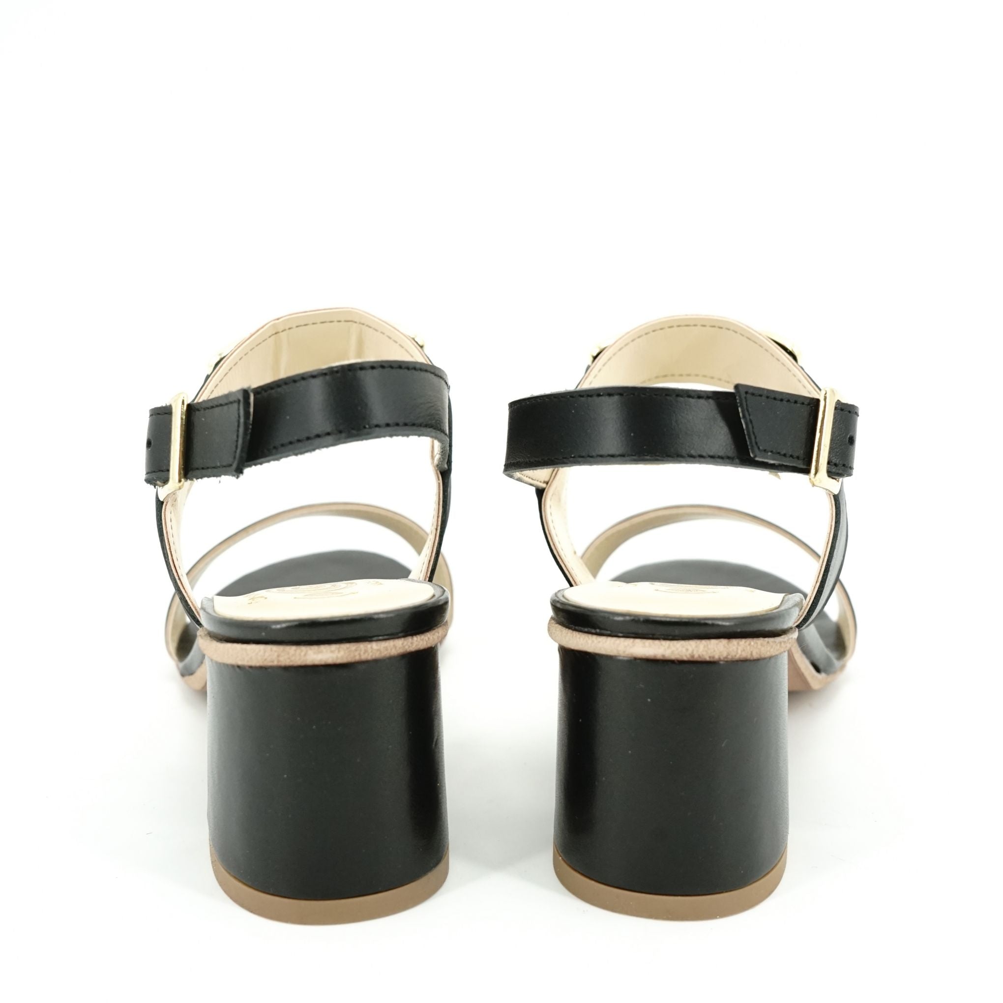 Sandali con tacco quadrato comodo e accessorio dorato in pelle-040